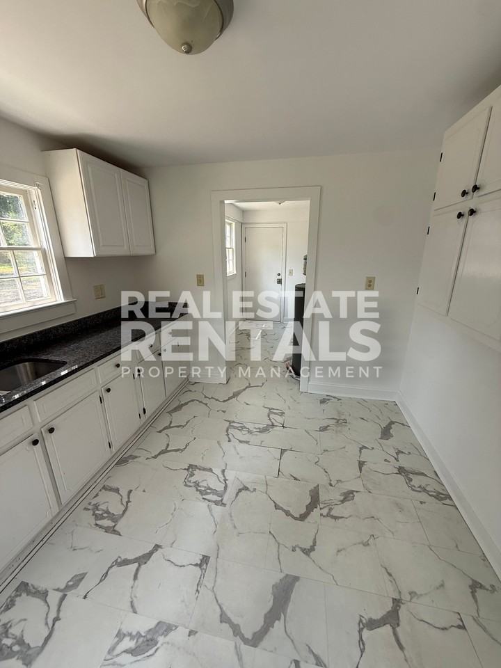 1224 Robinson Ave #1 - Photo 5 of 10