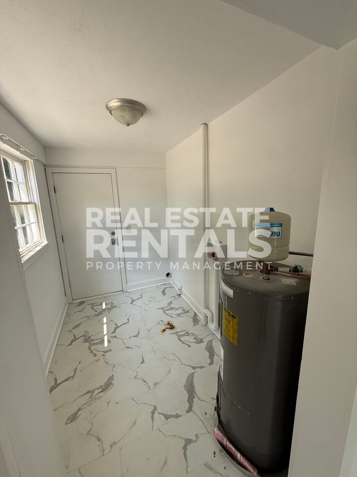 1224 Robinson Ave #1 - Photo 6 of 10