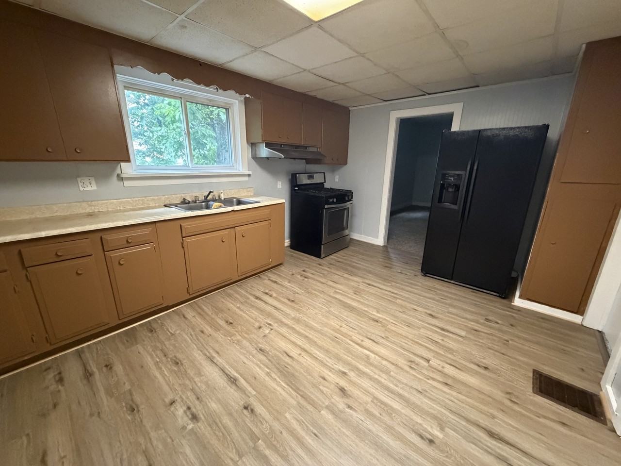 658 Bay St-Down #DOWN - Photo 2 of 8