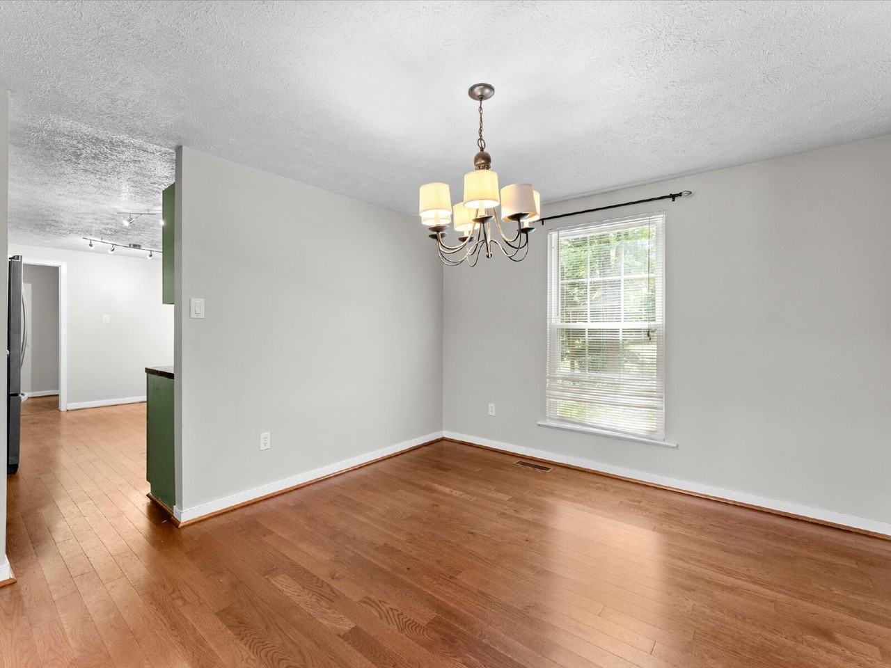 3513 Castlebury Dr - Photo 3 of 38