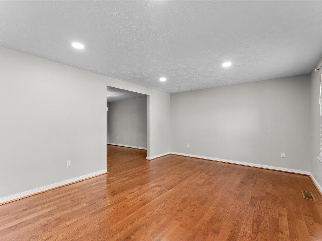 3513 Castlebury Dr - Photo 5 of 38