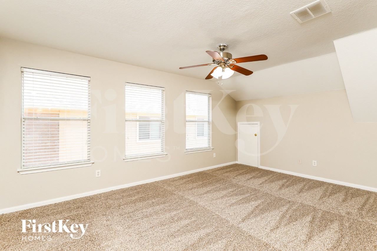2225 Crary Mdw - Photo 2 of 16