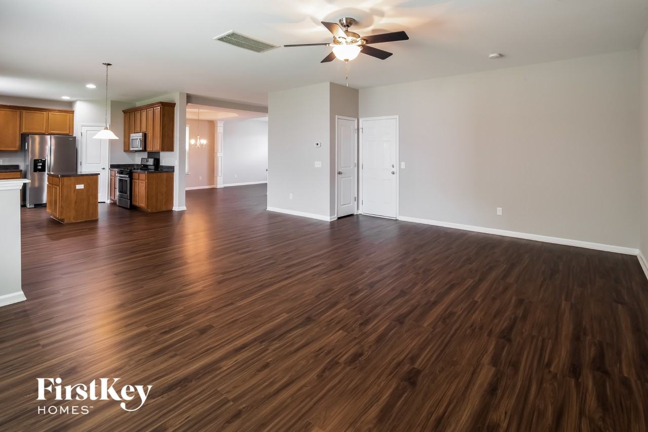 420 Gianna Ln - Photo 3 of 15