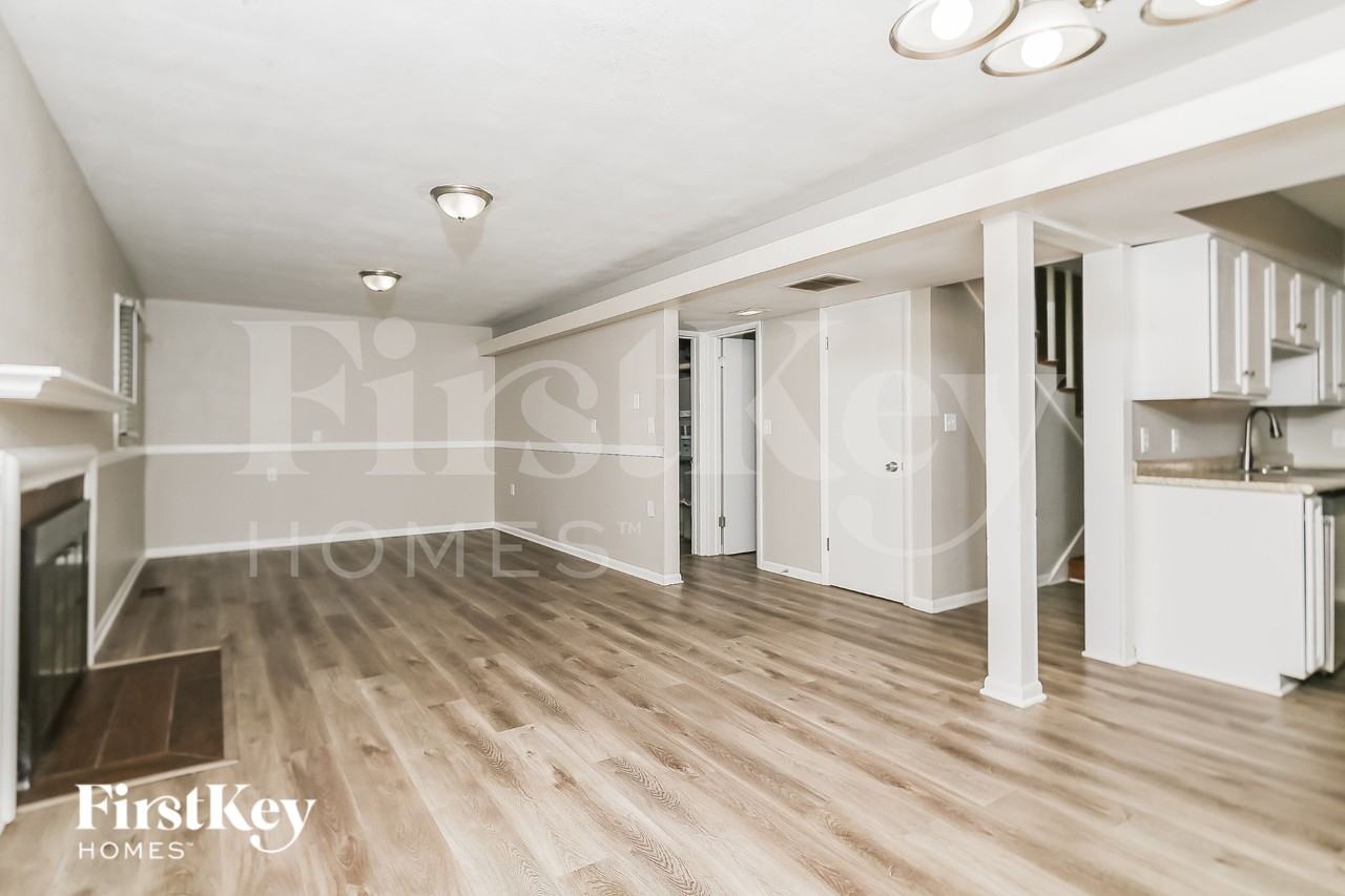 1798 Maple Ave - Photo 4 of 16
