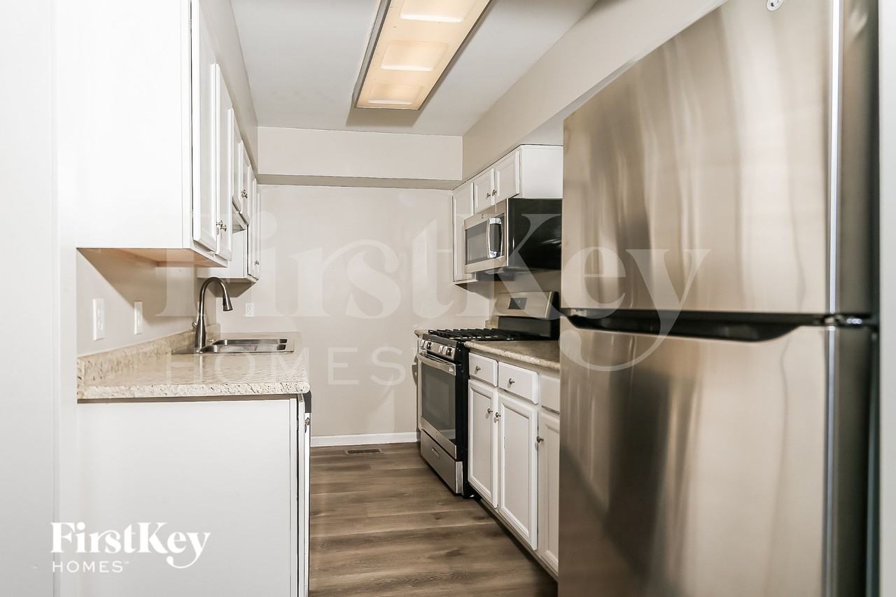 1798 Maple Ave - Photo 5 of 16