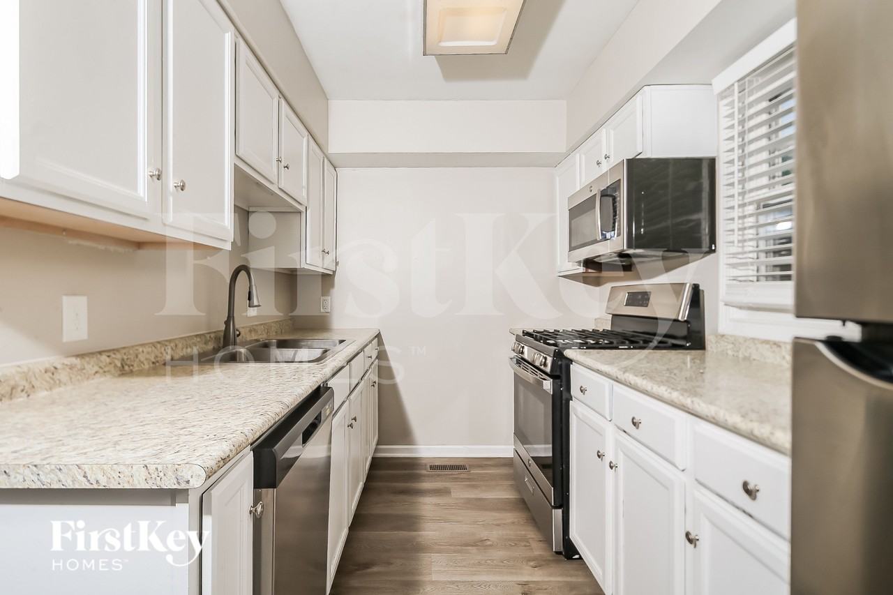 1798 Maple Ave - Photo 6 of 16