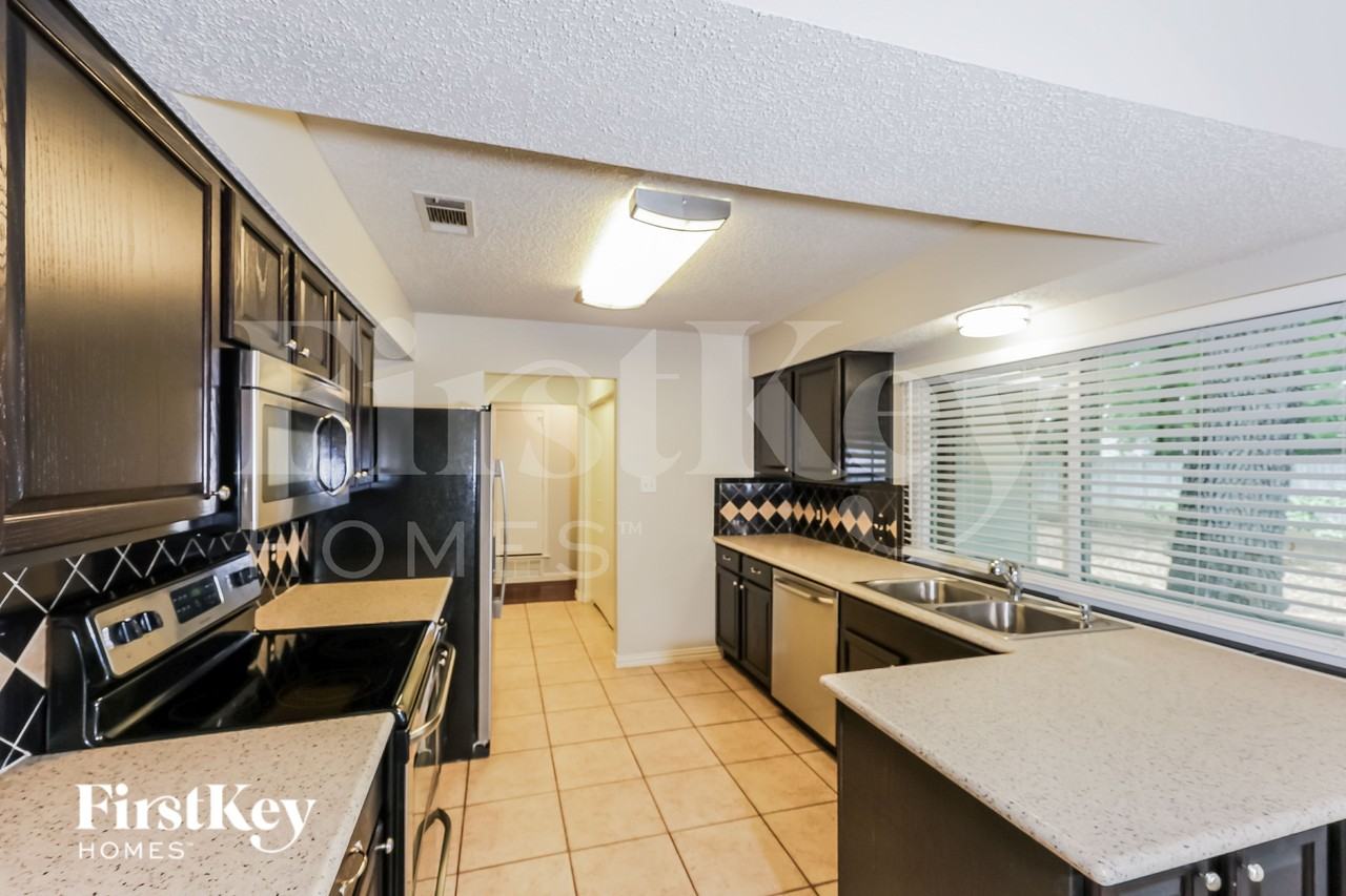 1800 Chittam Dr - Photo 5 of 16