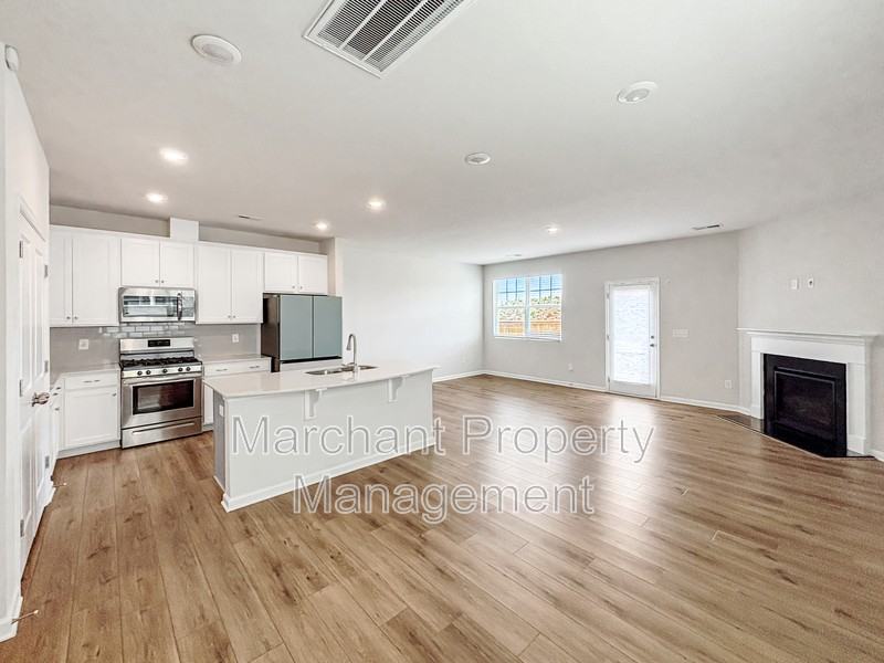 324 E Compass Way - Photo 4 of 20