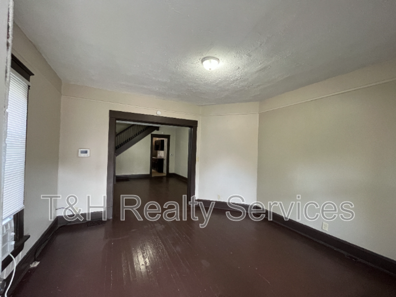 1029 N Parker Ave - Photo 4 of 21