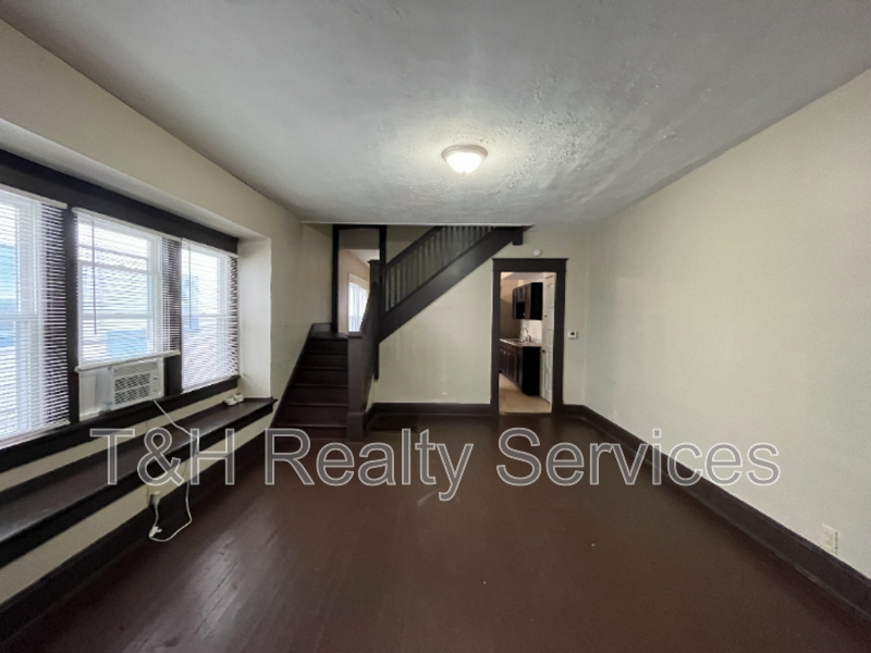 1029 N Parker Ave - Photo 5 of 21