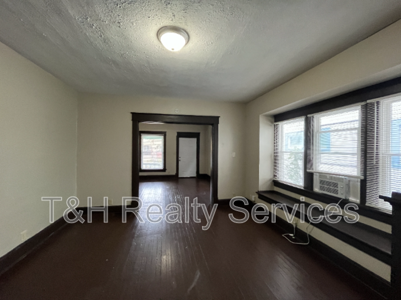 1029 N Parker Ave - Photo 7 of 21