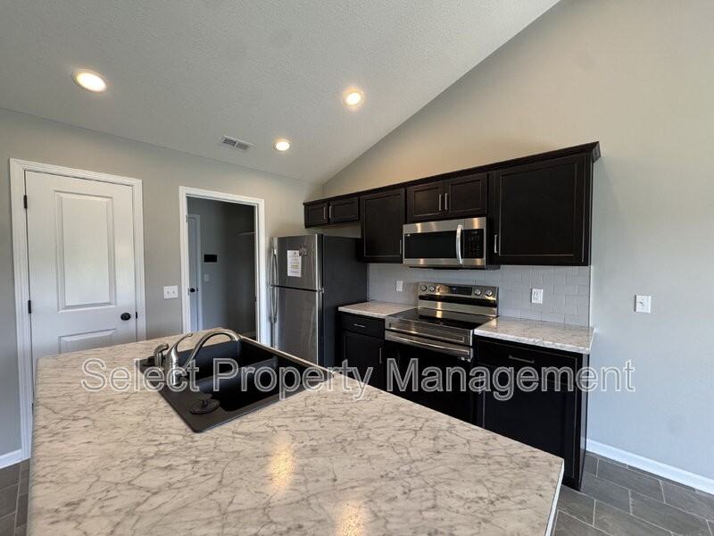 390 Zebulon Cv - Photo 4 of 19