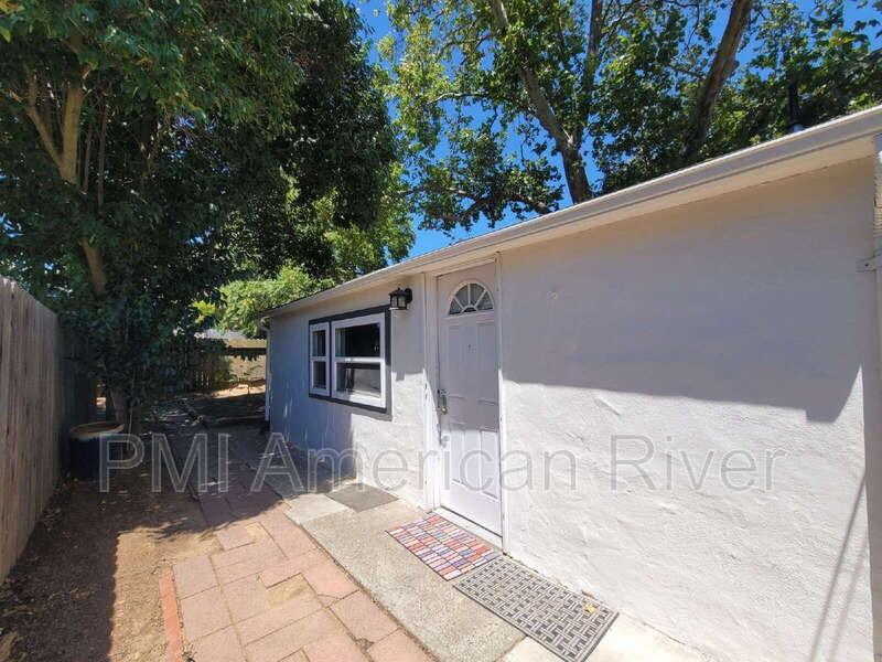 4201 56th St #B - Photo 2 of 6