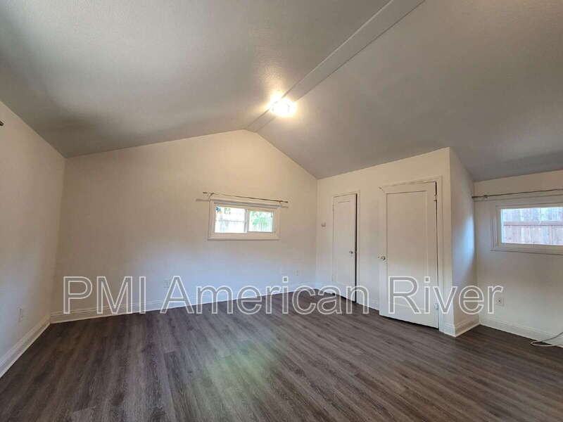 4201 56th St #B - Photo 3 of 6
