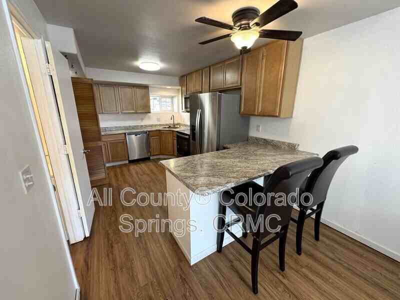 565 W Dale St - Photo 4 of 21