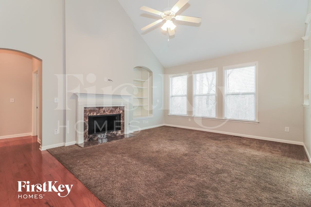 677 Longwood Pl - Photo 3 of 15