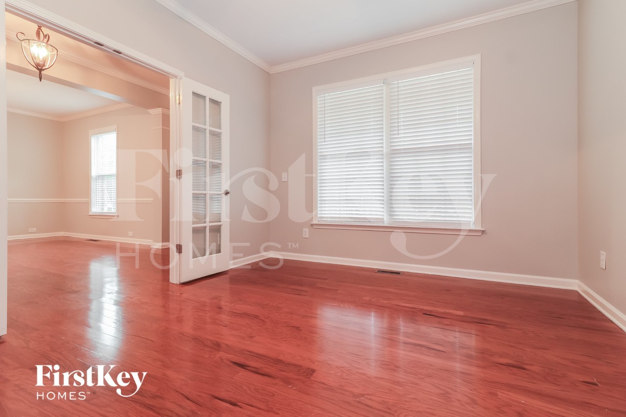677 Longwood Pl - Photo 4 of 15