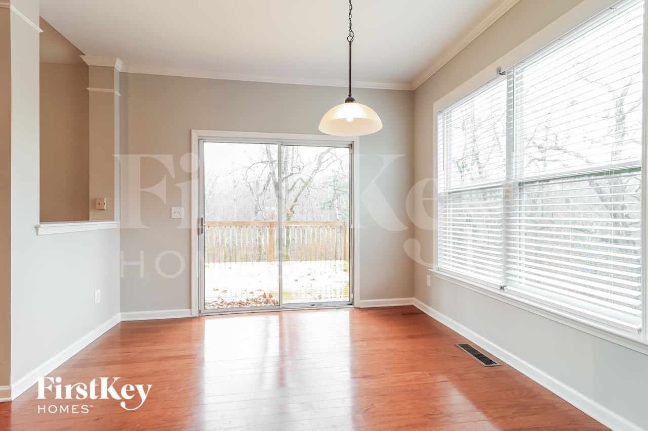 677 Longwood Pl - Photo 5 of 15