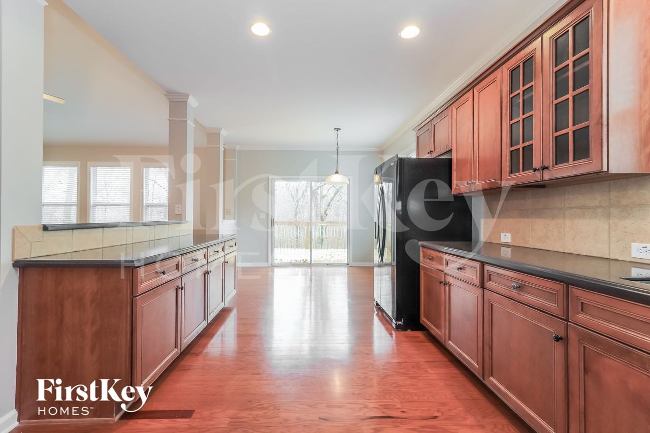 677 Longwood Pl - Photo 6 of 15