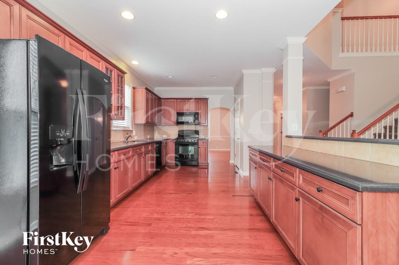 677 Longwood Pl - Photo 7 of 15