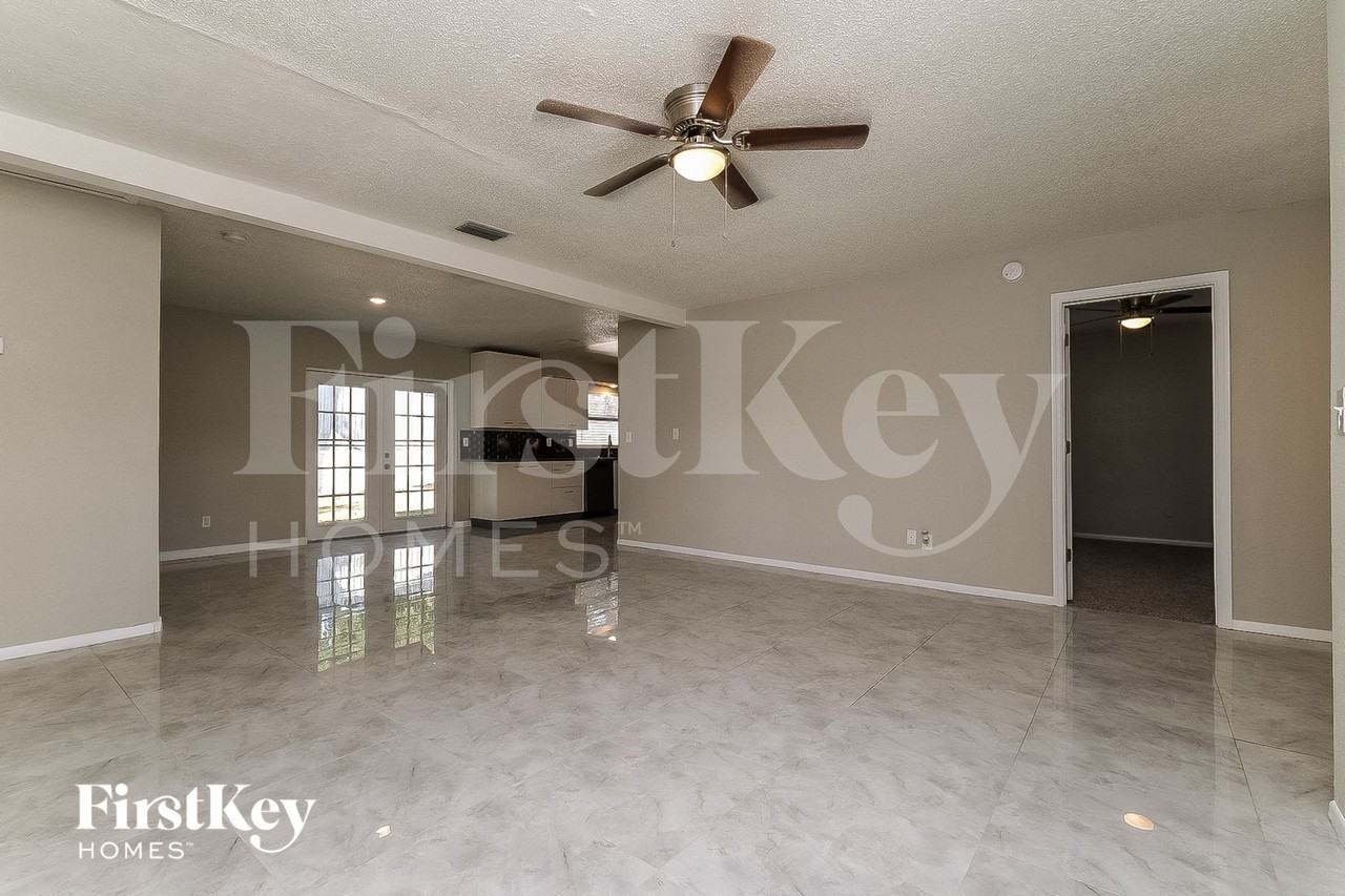 1418 Stonehaven Way - Photo 3 of 15