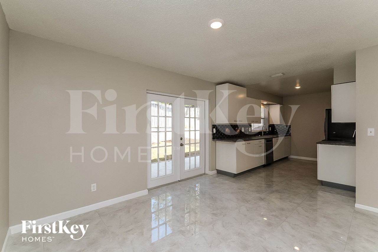 1418 Stonehaven Way - Photo 4 of 15