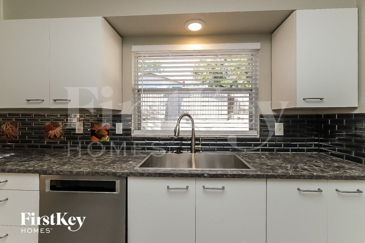 1418 Stonehaven Way - Photo 5 of 15