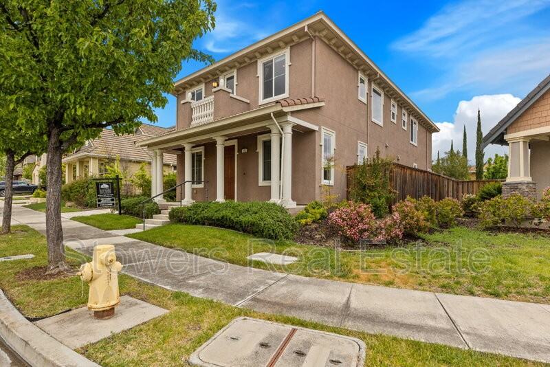 2512 Piccadilly Cir - Photo 2 of 44