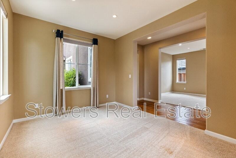 2512 Piccadilly Cir - Photo 7 of 44