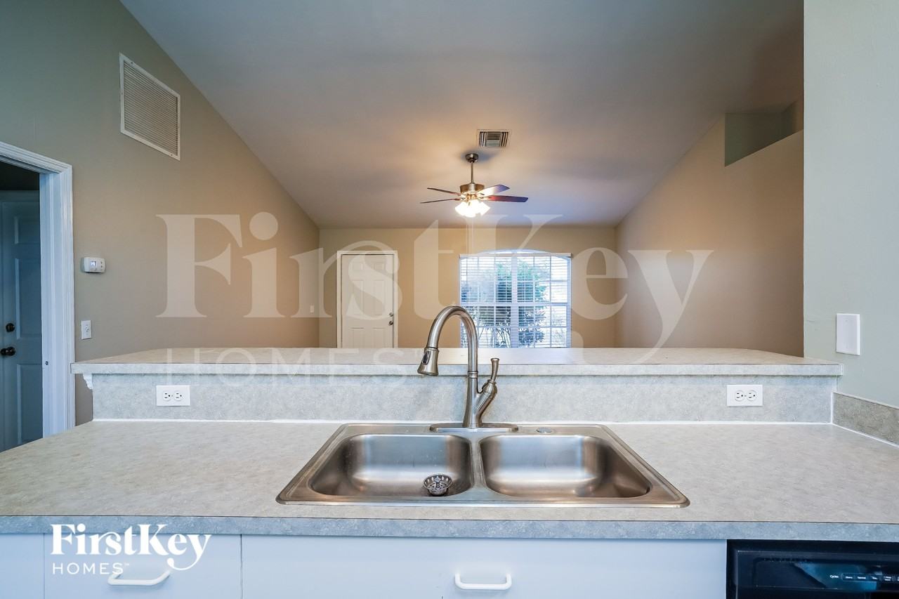 1633 Nw 5th Ave - Photo 5 of 15