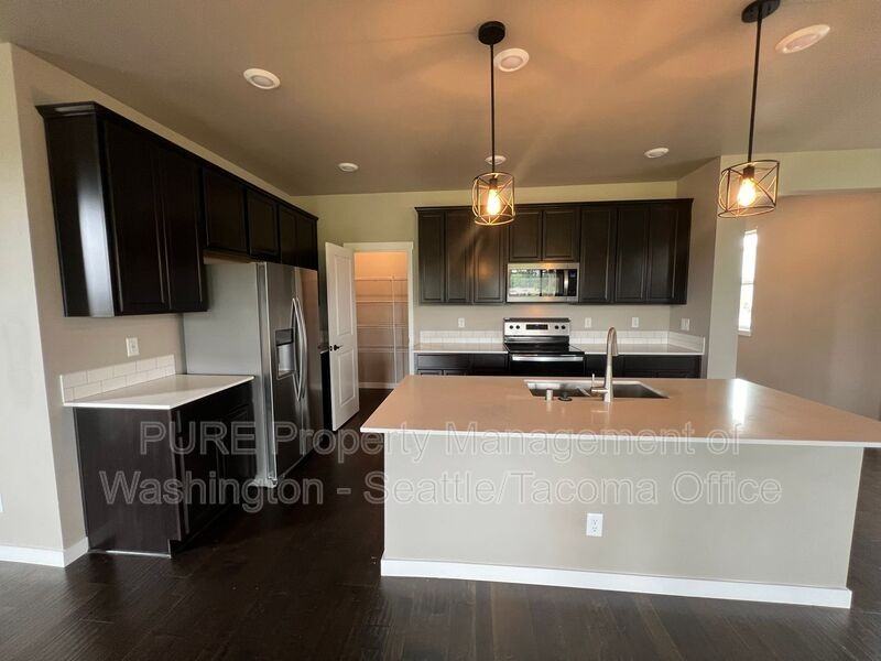 910 Burwood St Se - Photo 3 of 34