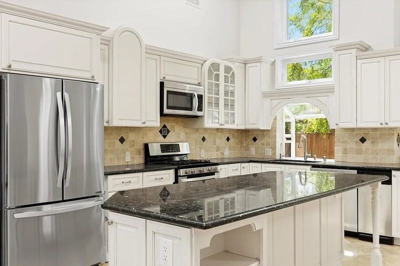 233 N Acacia Ave - Photo 6 of 32
