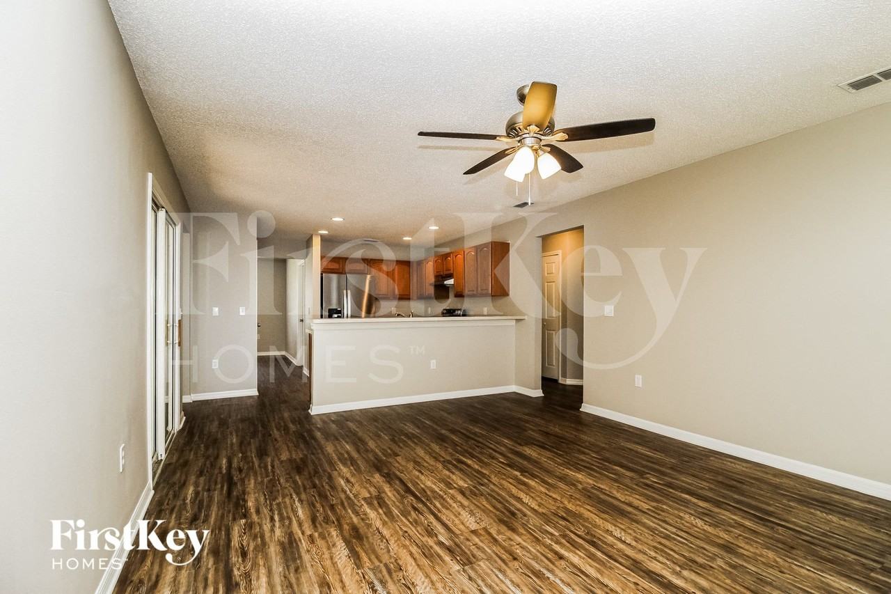 2579 Coachman Dr - Photo 4 of 15