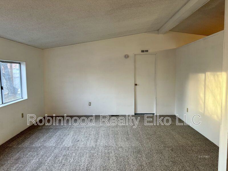 1006 Cedar St - Photo 6 of 34