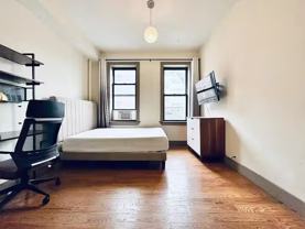 Private Bedroom in 4 Bedroom/2 Bathroom Home - Photo 1 of 1