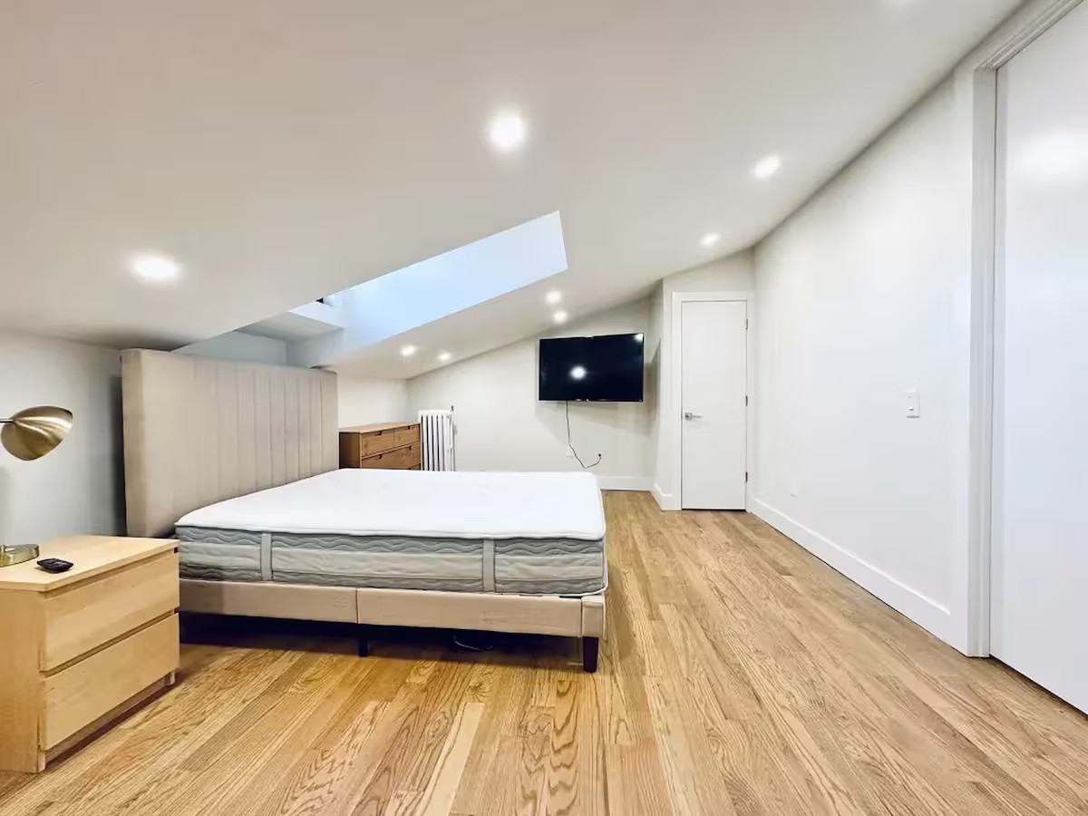 Private Bedroom in 7 Bedroom/3 Bathroom Home - Photo 7 of 8