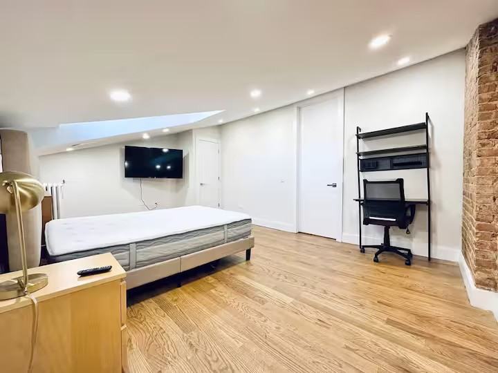 Private Bedroom in 7 Bedroom/3 Bathroom Home - Photo 6 of 8