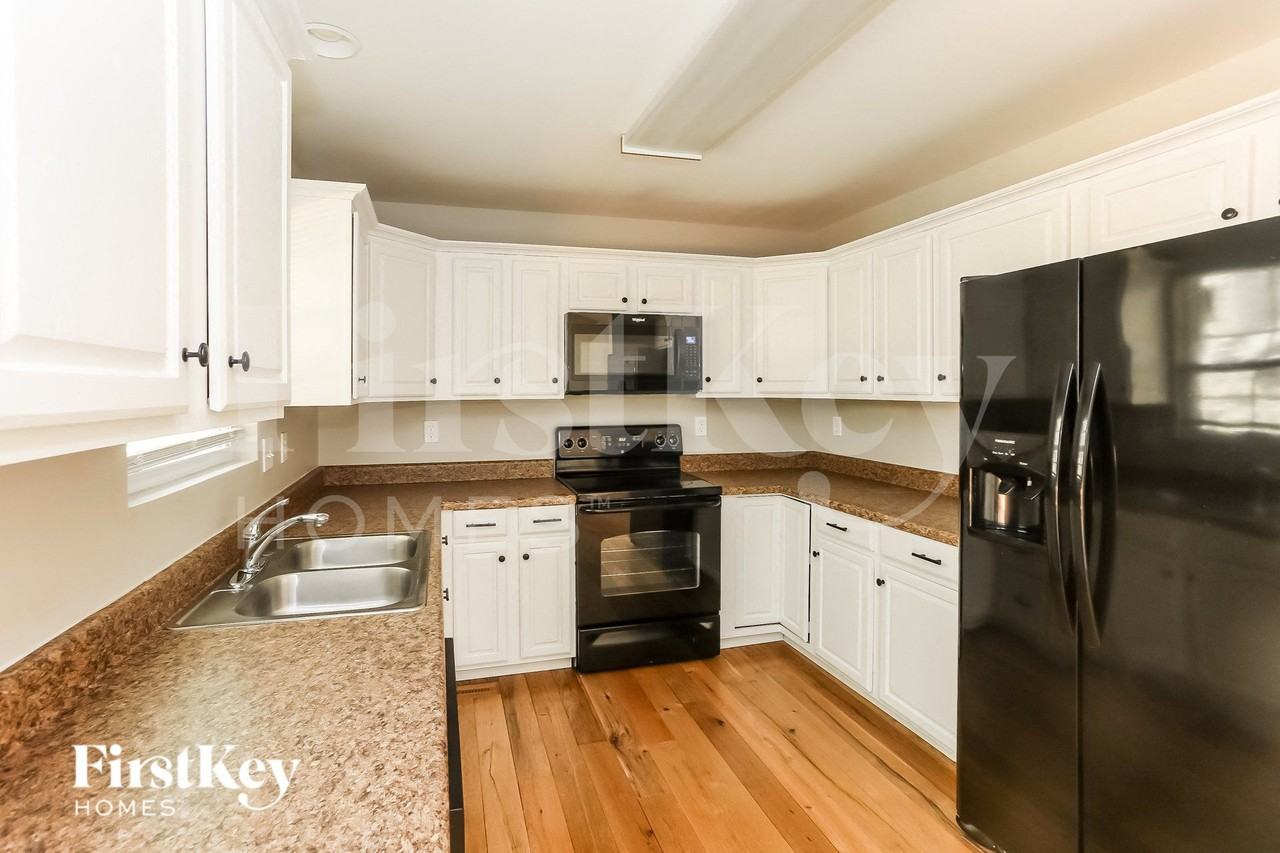 1018 Austin Ave - Photo 7 of 15