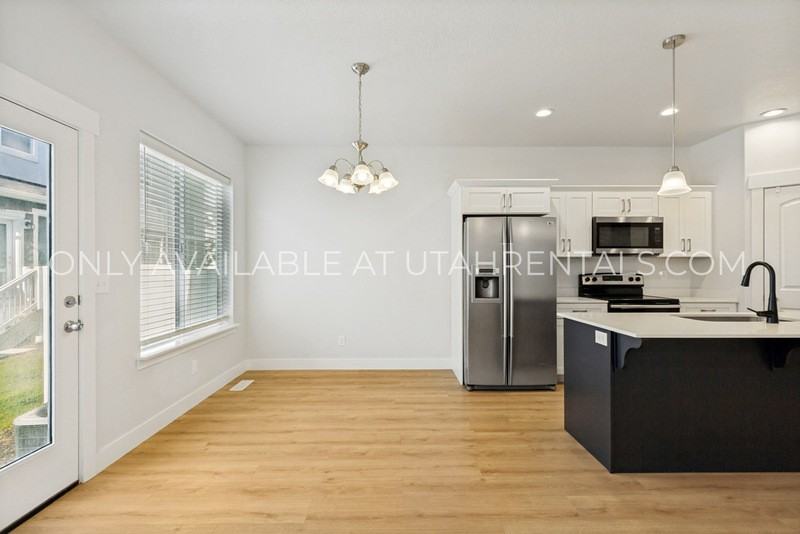 4237 Wn - Photo 2 of 28