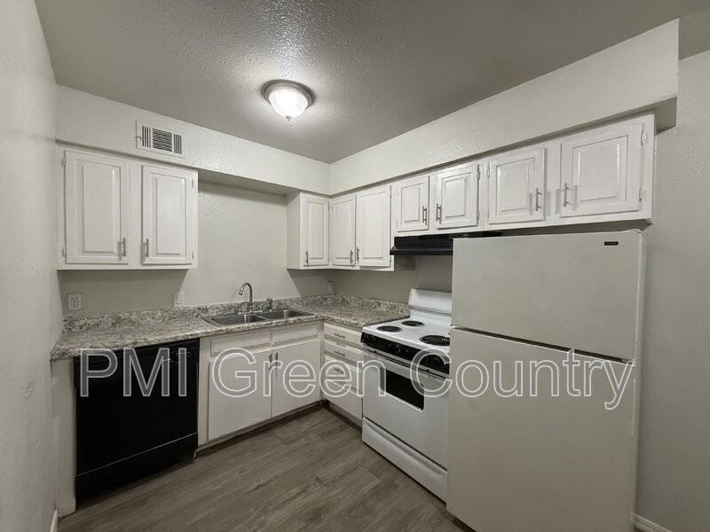 917 N Yale Ave #102 - Photo 3 of 11