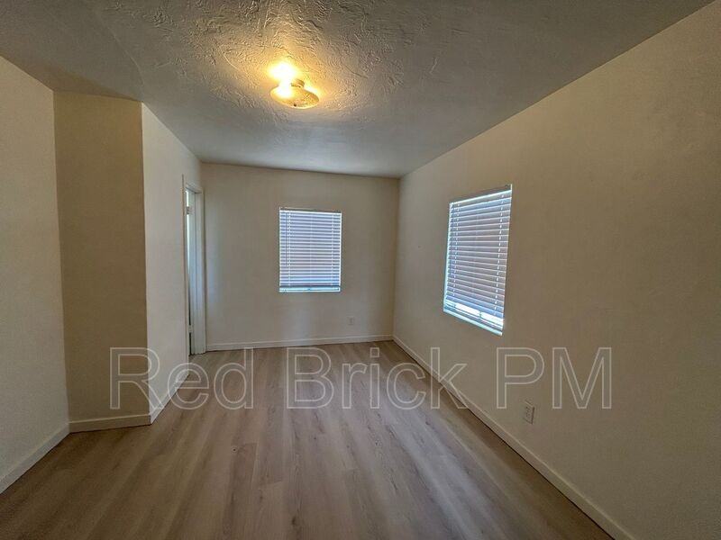 2260 Glen Ave - Photo 4 of 6