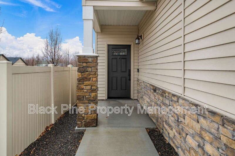 1873 N Justin Ave - Photo 4 of 37
