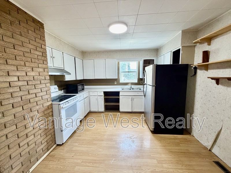 400 Dougall Rd N - Photo 3 of 22