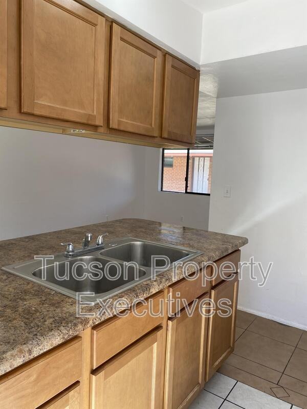 1646 N Beverly Ave - Photo 2 of 25