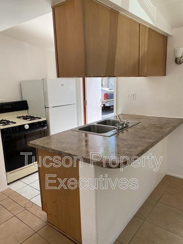 1646 N Beverly Ave - Photo 3 of 25