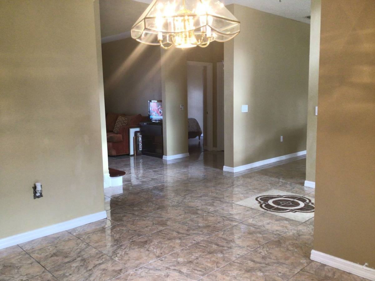 410 Bloomfield Dr - Photo 3 of 10