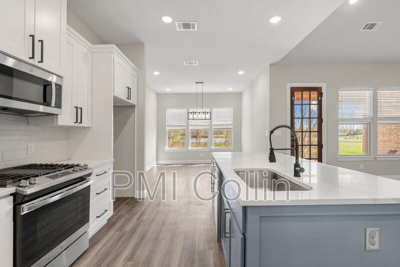 5401 Arroyo Trl - Photo 3 of 33