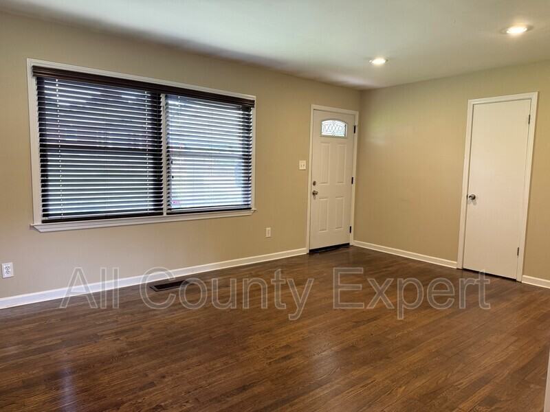 916 Zion Cir - Photo 3 of 17