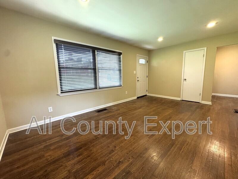 916 Zion Cir - Photo 4 of 17