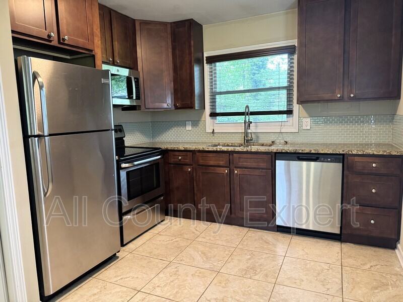 916 Zion Cir - Photo 5 of 17